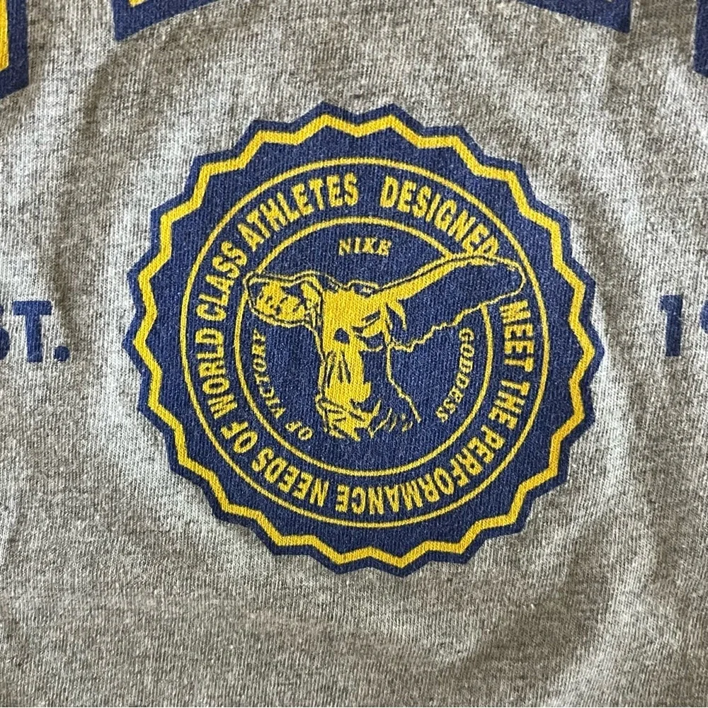 Vintage NIKE Men's Heather Gray Tee Shirt with Yellow and blue Accents Sz XL TG